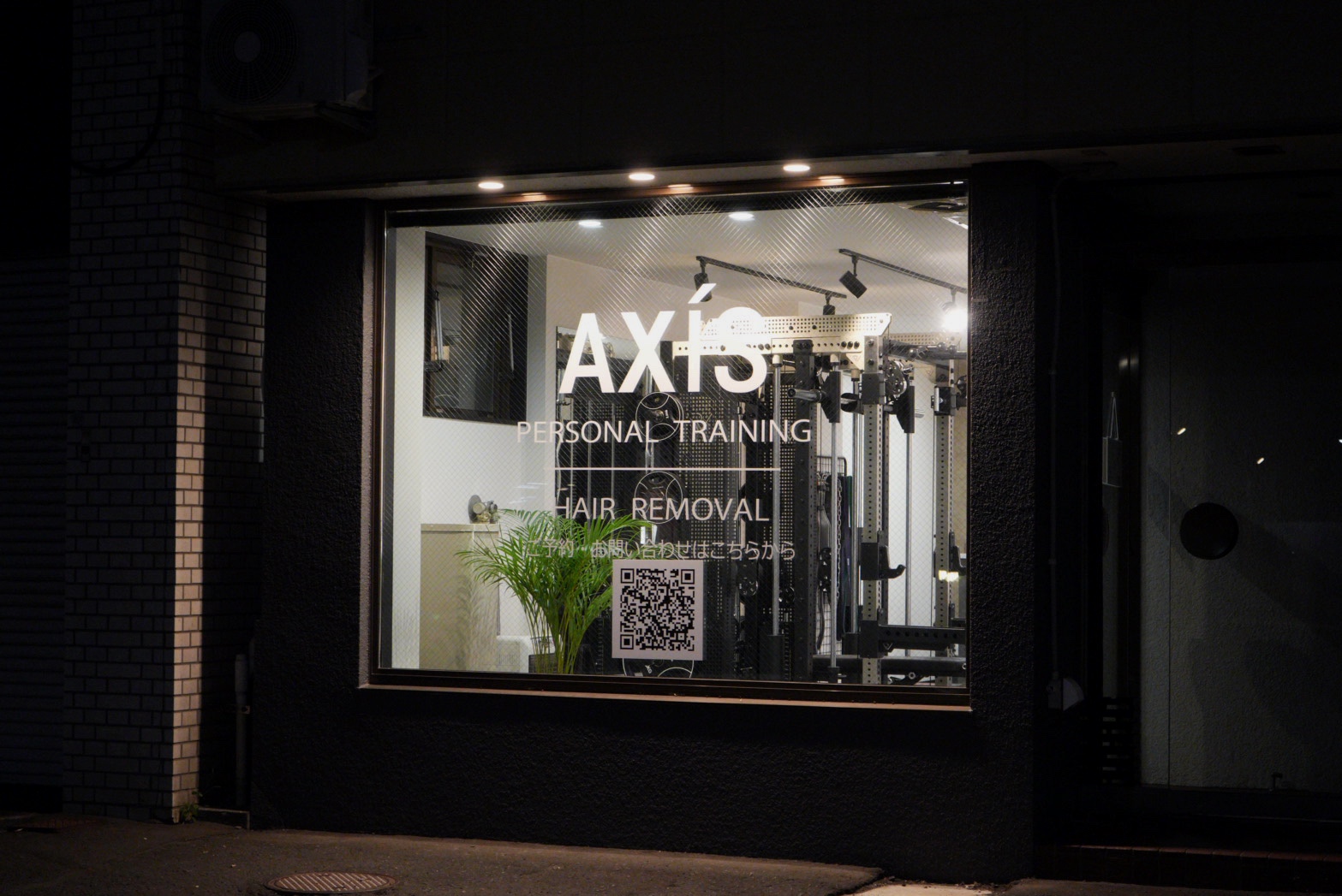 AXÍS SOEN の店舗外観（夜）